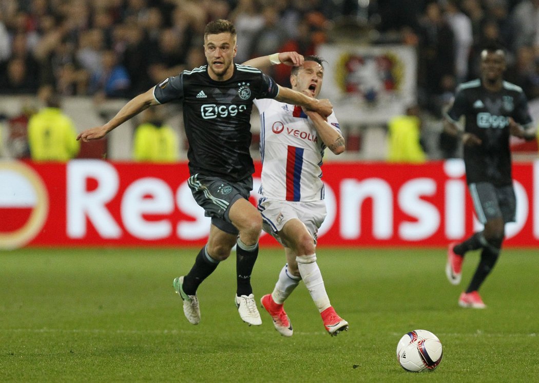 Joel Veltman v souboji s Mathieu Valbuenou v zápase Ajax - Lyon