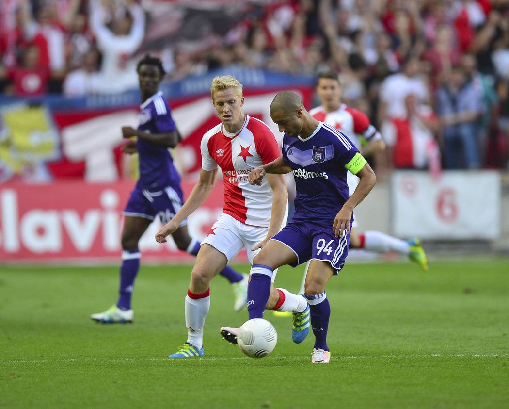 Michal Frydrych v souboji s hráčem Anderlechtu