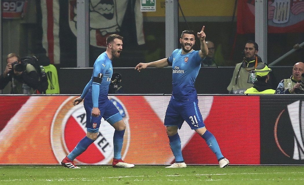 Aaron Ramsey slaví svou trefu proti AC Milán spolu se Seadem Kolašinacem