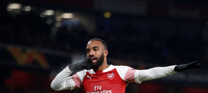 Útočník Arsenalu Alexandre Lacazette slaví svou trefu do sítě Karabachu v duelu Evropské ligy