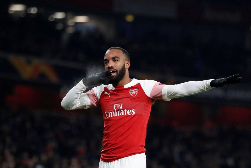 Útočník Arsenalu Alexandre Lacazette slaví svou trefu do sítě Karabachu v duelu Evropské ligy