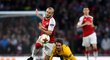 Chorvatský obránce Vrsaljko fauluje záložníka Arsenalu Jacka Wilshererea