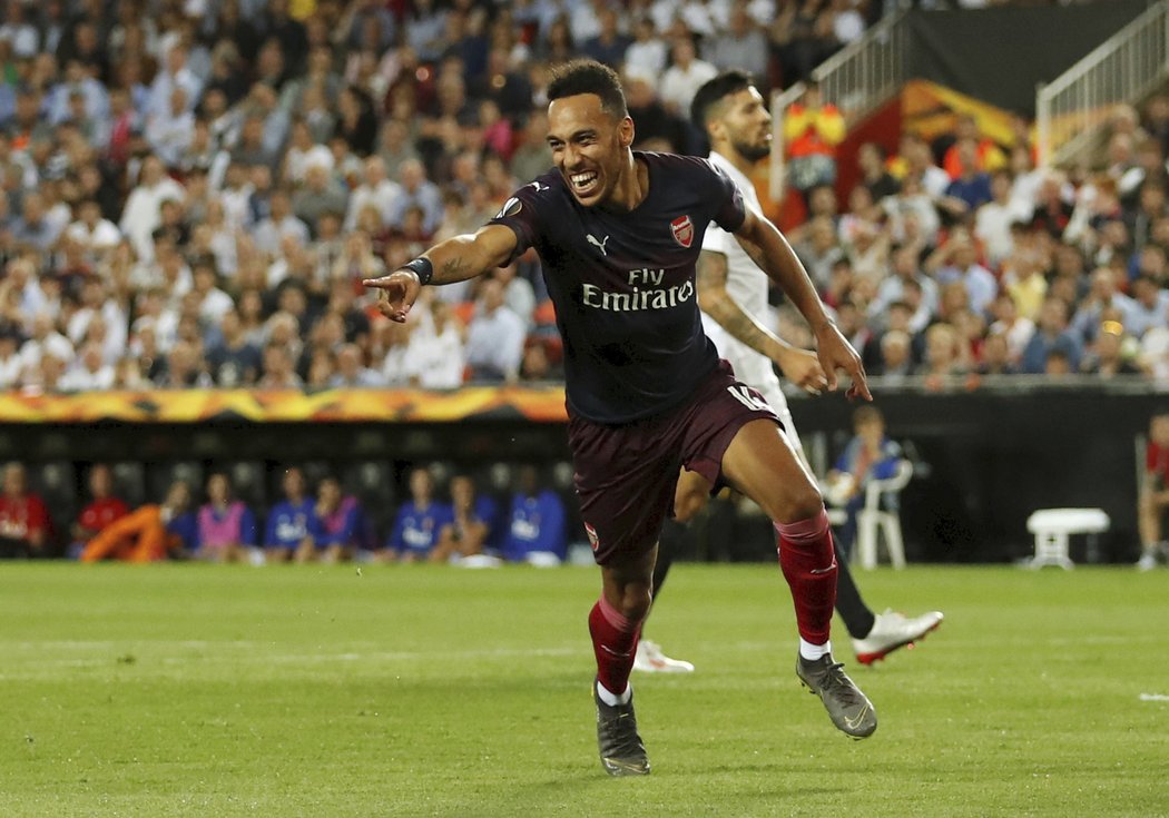 Pierre-Emerick Aubameyang slaví svůj gól na hřišti Valencie