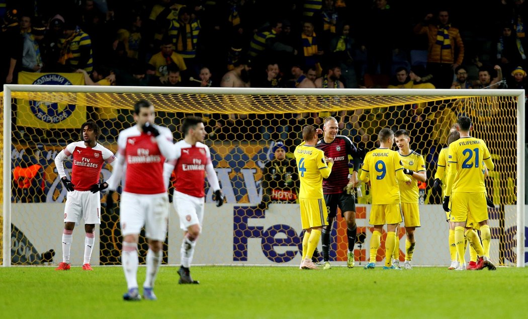 Radost hráčů BATE Borisov po výhře 1:0 v kontrastu se zklamáním fotbalistů Arsenalu