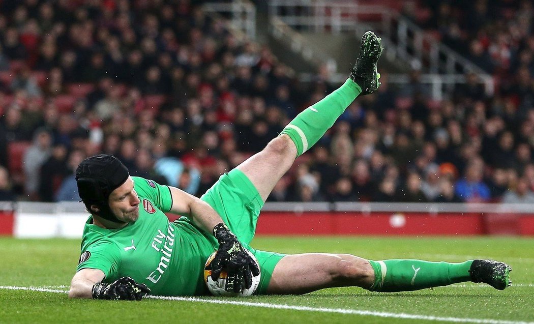 Brankář Petr Čech při zákroku během prvního zápasu čtvrtfinále Evropské ligy mezi Arsenalem a Neapolí (2:0)