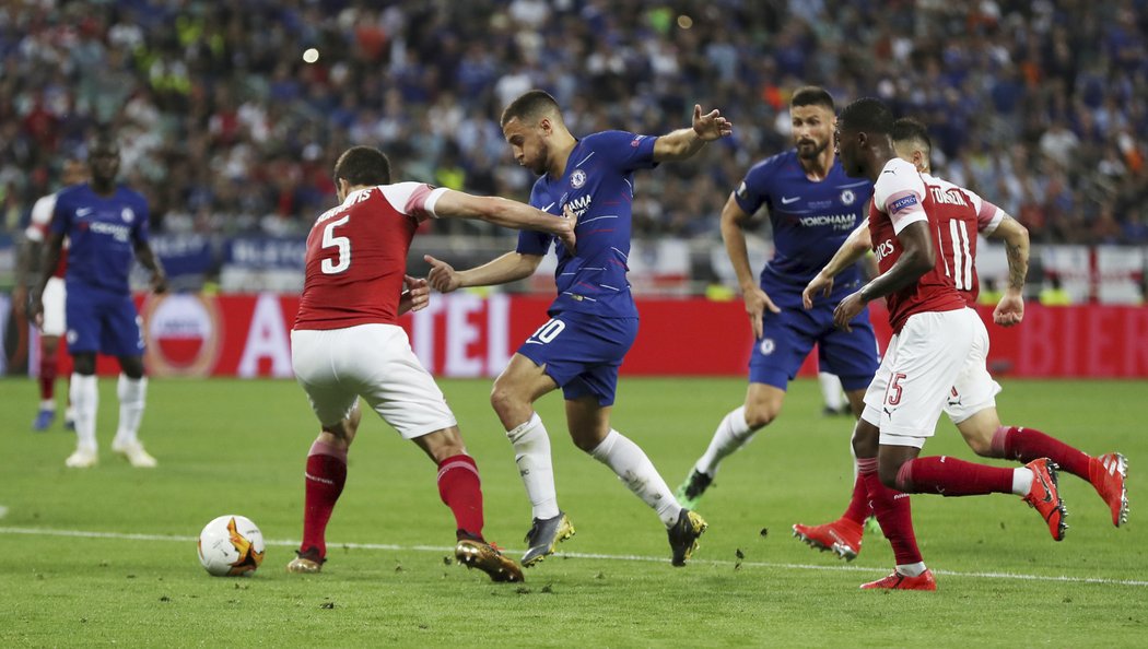 Eden Hazard se pokusil ohrozit branku Petra Čecha