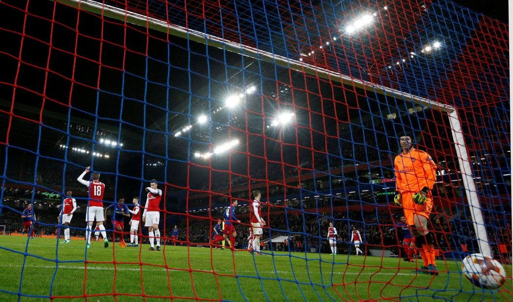 Petr Čech smutně přihlíží míči v jeho síti, o první gól CSKA se postaral Fjodor Čalov