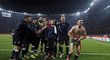 Fotbalisté CZ Bělehrad slavili bezbrankovou remízu na hřišti Arsenalu skoro jako výhru, obránce Marko Gobeljić hodil fanouškům téměř všechno
