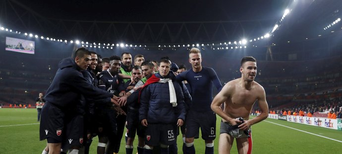 Fotbalisté CZ Bělehrad slavili bezbrankovou remízu na hřišti Arsenalu skoro jako výhru, obránce Marko Gobeljić hodil fanouškům téměř všechno