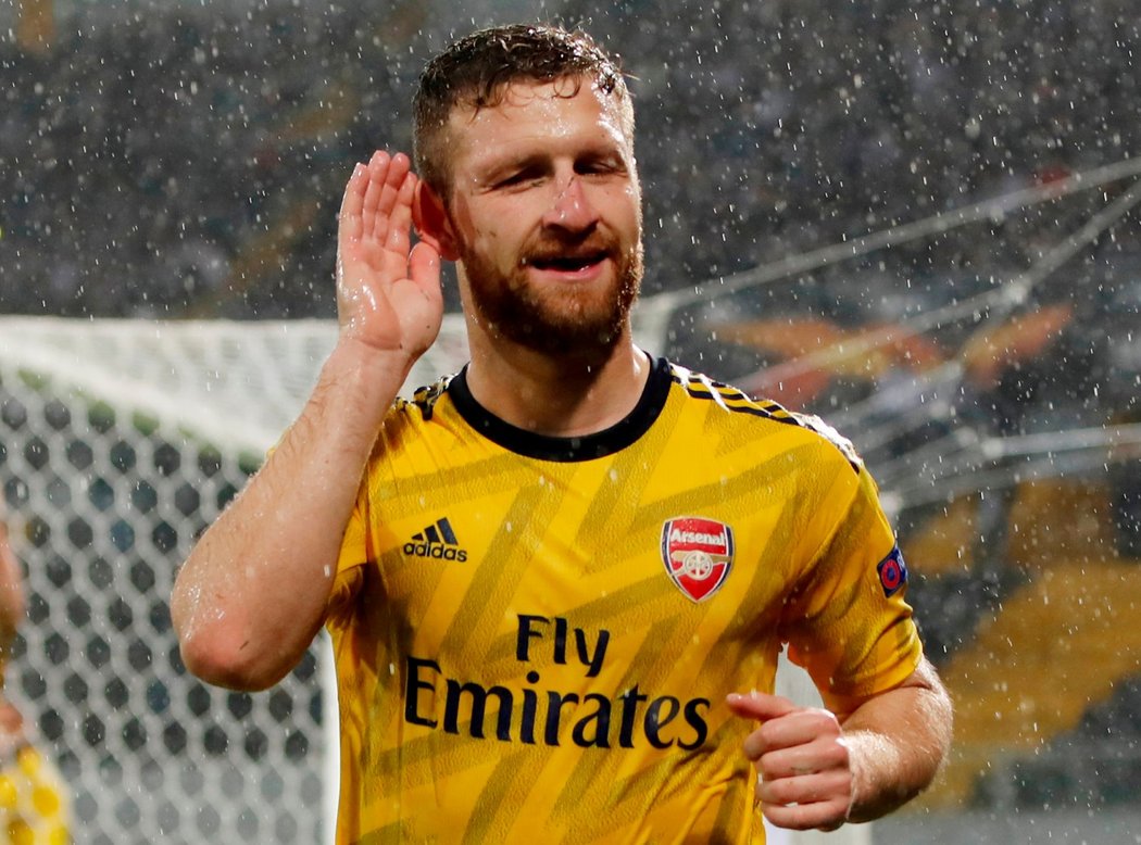 Shkodran Mustafi oslavuje svůj gól v Evropské lize