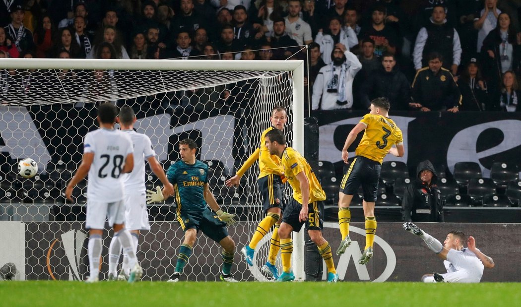 Fotbalisté Arsenalu přišli v nastavení druhé půle o výhru na hřišti Guimaraese. I přes remízu 1:1 mají ale postup na dosah