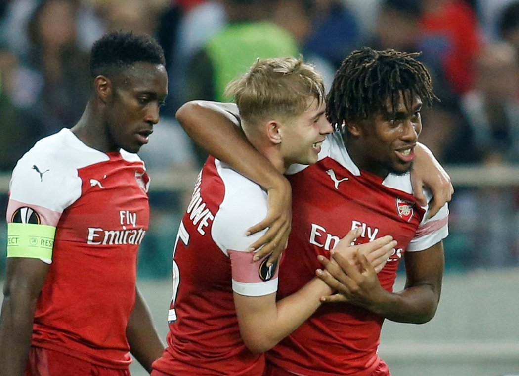 Alex Iwobi (vpravo) slaví gól do sítě Karabachu se svými spoluhráči Welbeckem a Smith-Rowem