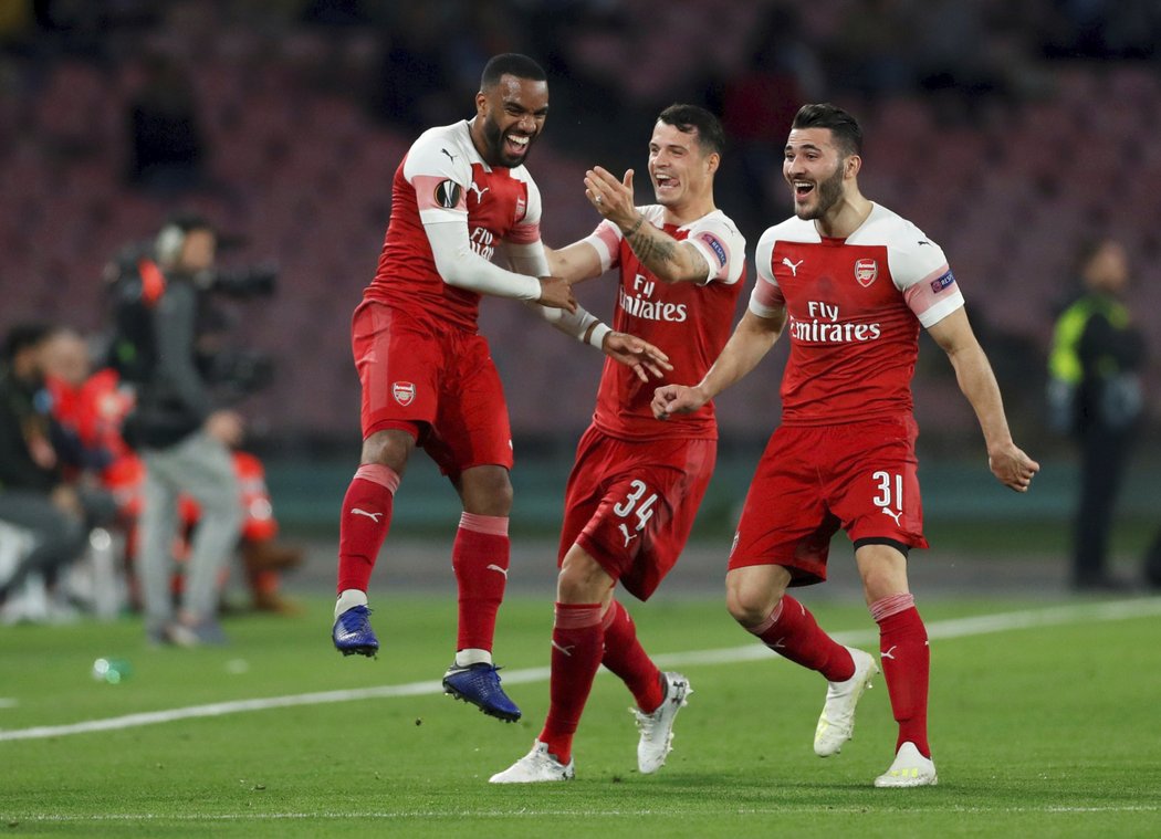 Alexandre Lacazette (vlevo) poslal Arsenal v Neapoli do vedení