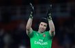 Petr Čech děkuje fanouškům Arsenalu po výhře nad Neapolí v prvním zápase čtvrtfinále Evropské ligy Petr Čech děkuje fanouškům Arsenalu po výhře nad Neapolí v prvním zápase čtvrtfinále Evropské ligy