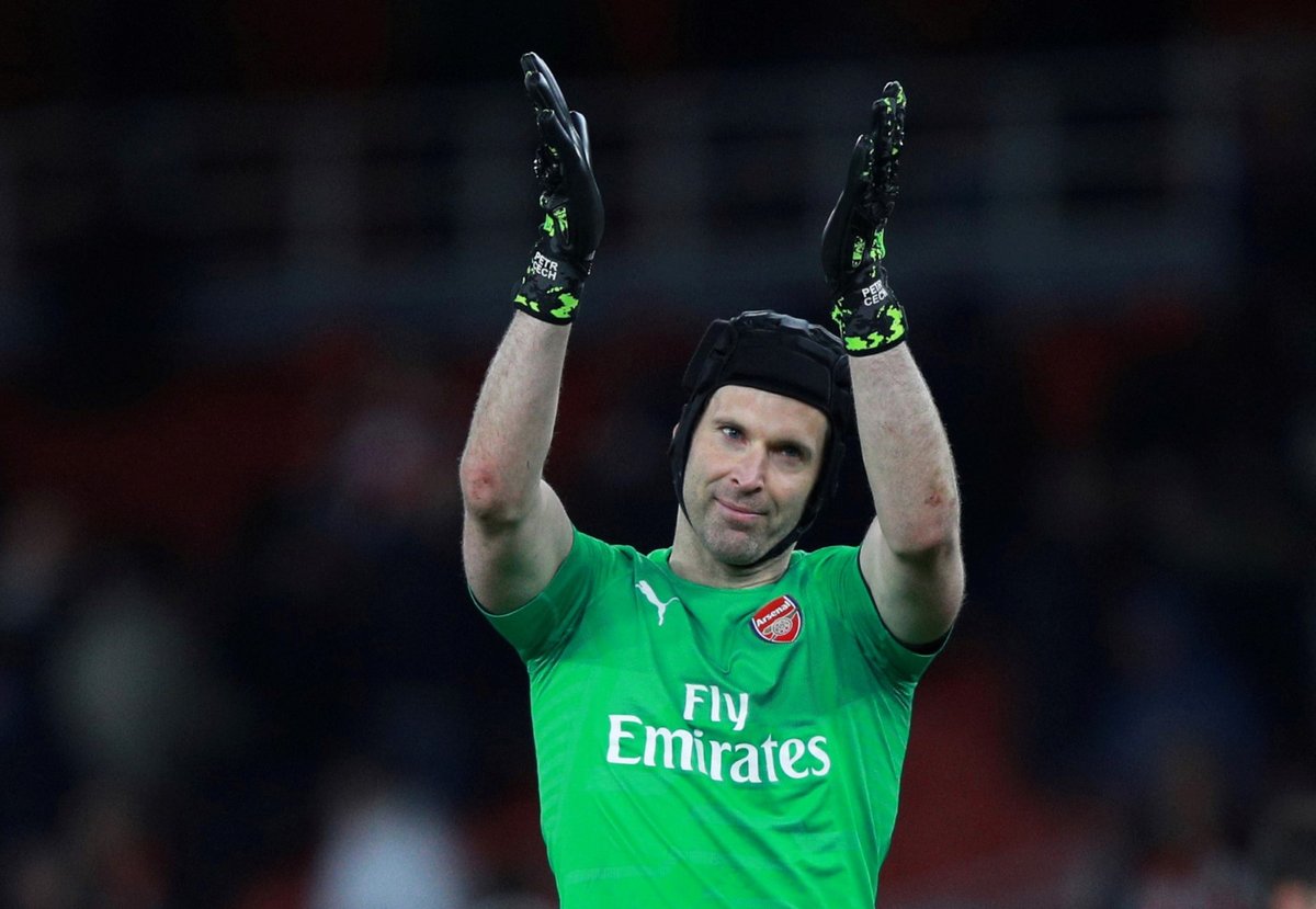 Petr Čech děkuje fanouškům Arsenalu po výhře nad Neapolí v prvním zápase čtvrtfinále Evropské ligy