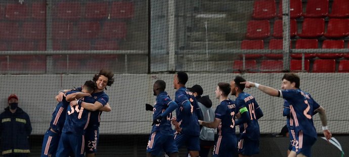 Radost fotbalistů Arsenalu, když se prosadili v utkání Evropské ligy proti Olympiakosu Pireus