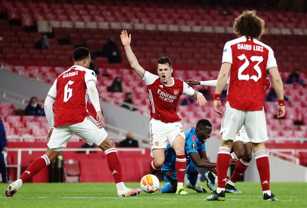 Arsenal v odvetě s Olympiakosem prohrál, přesto postupuje