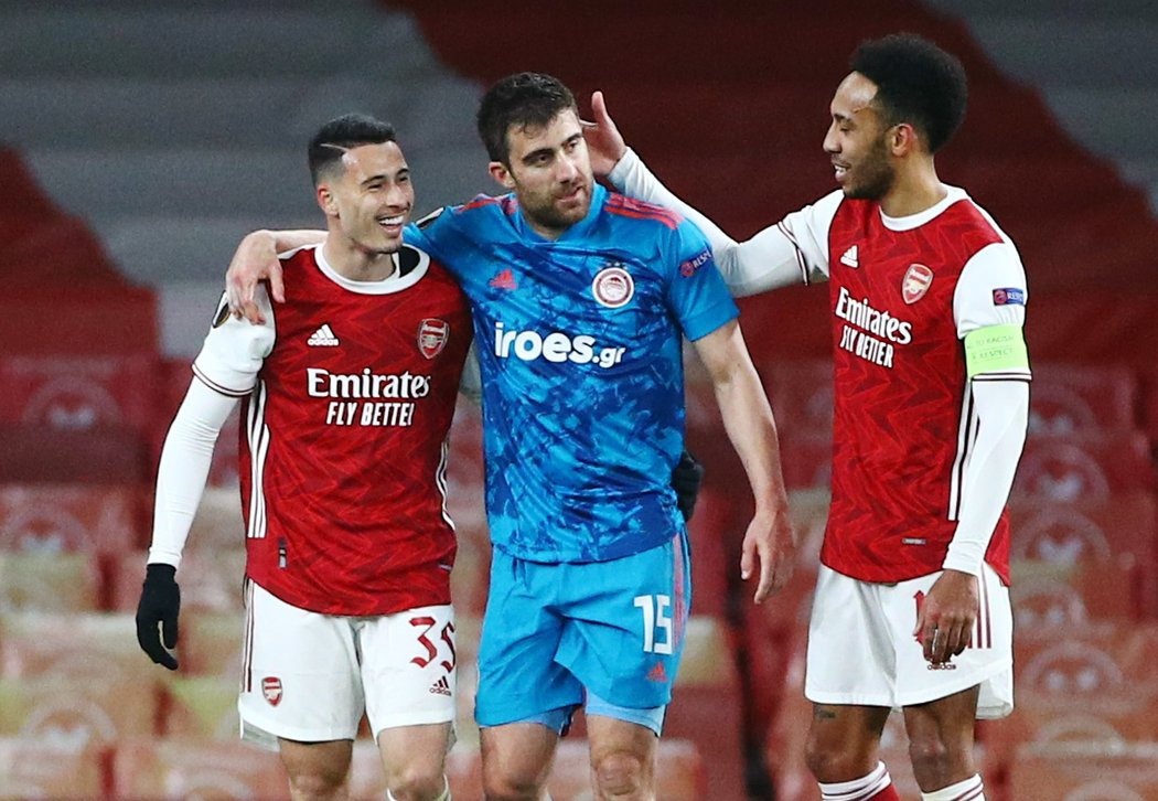 Arsenal v odvetě s Olympiakosem prohrál, přesto postupuje