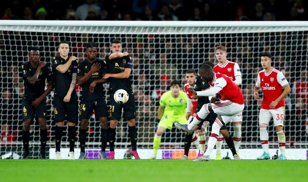 Střídající Nicolas Pépé rozhodl dvěma góly z trestných kopů o výhře Arsenalu nad Vitorií Guimaraes v Evropské lize 3:2