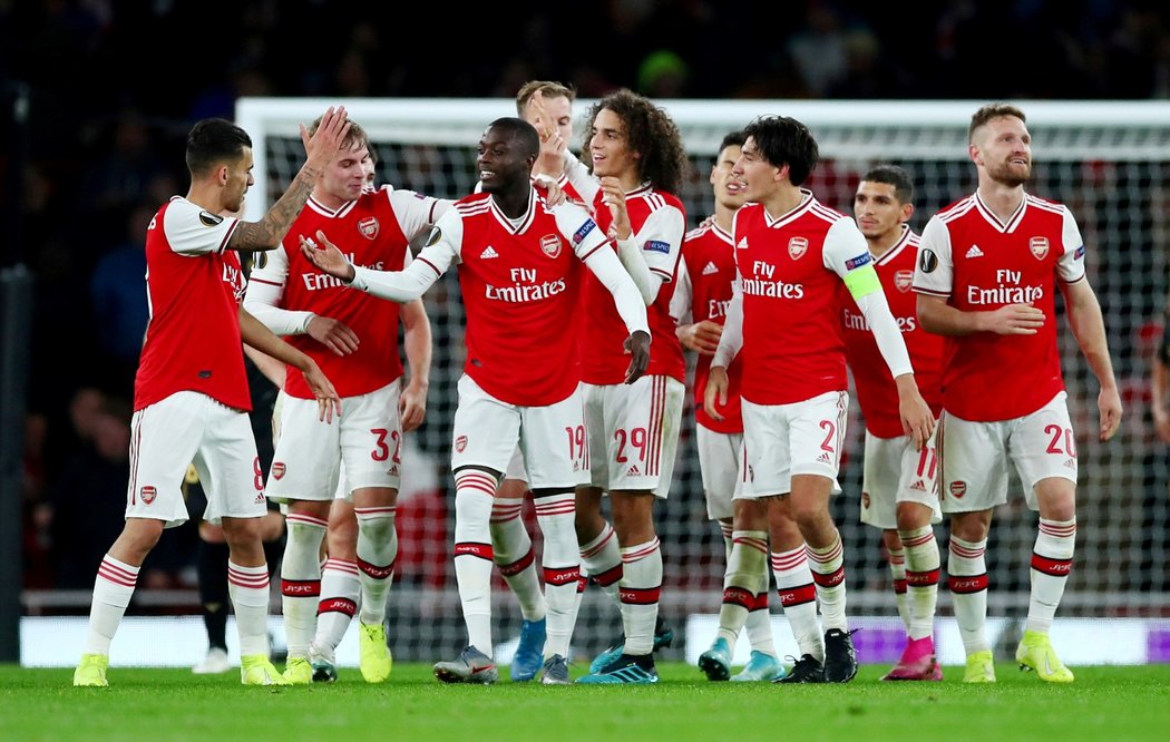 Fotbalisté Arsenalu oslavují trefu Nicolase Pépého