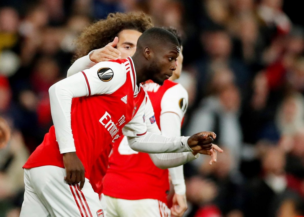 Střídající Nicolas Pépé rozhodl dvěma góly z trestných kopů o výhře Arsenalu nad Vitorií Guimaraes v Evropské lize 3:2