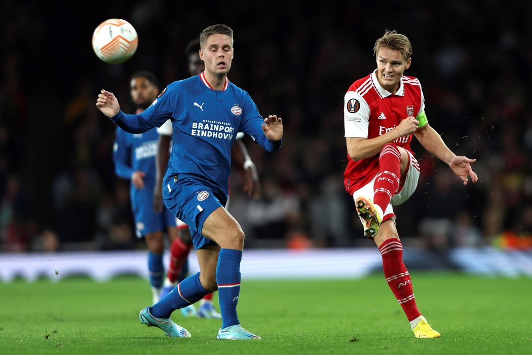 Záložník Arsenalu Martin Ödegaard v zápase s PSV