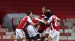 Fotbalisté Arsenalu se radují z gólu Pépého v závěru zápasu se Slavií