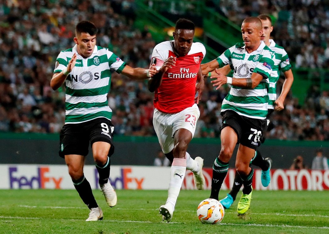 Danny Welbeck (uprostřed) se snaží prchnout obraně Sportingu Lisabon.