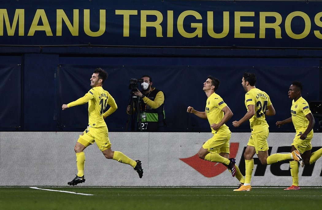 Manu Trigueros oslavuje se spoluhráči svou trefu proti Arsenalu v úvodním semifinále Evropské ligy