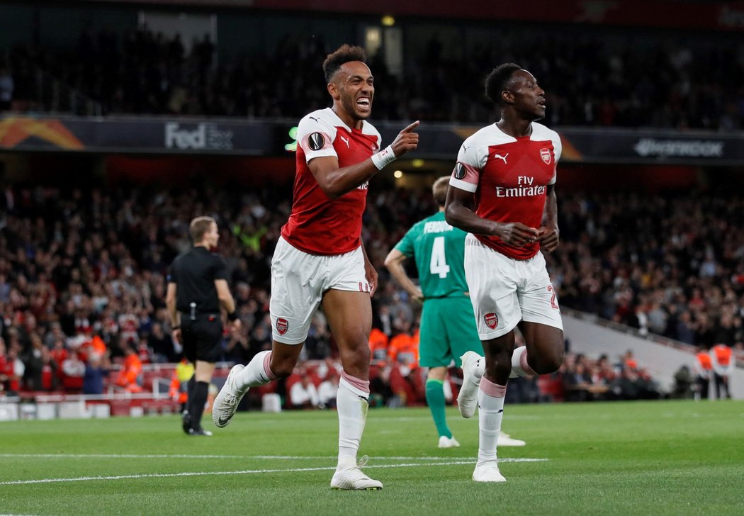 Pierre-Emerick Aubameyang (vlevo) a Danny Welbeck (vpravo) oslavují vstřelenou branku během utkání Evropské ligy mezi Arsenalem a Vorsklou