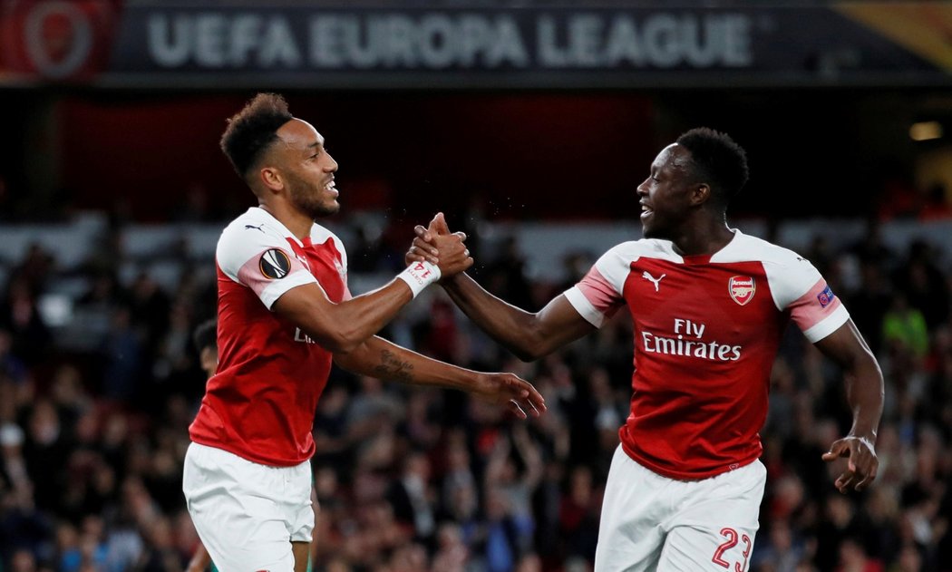 Pierre-Emerick Aubameyang (vlevo) a Danny Welbeck (vpravo) oslavují vstřelenou branku během utkání Evropské ligy mezi Arsenalem a Vorsklou