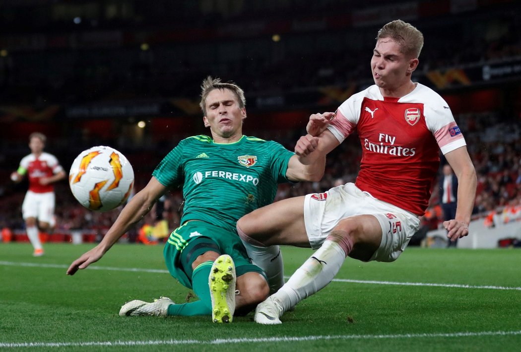 Emile Smith Rowe (vlevo) v souboji s Igorem Perdutou (vpravo) během zápasu Arsenal Vorskla