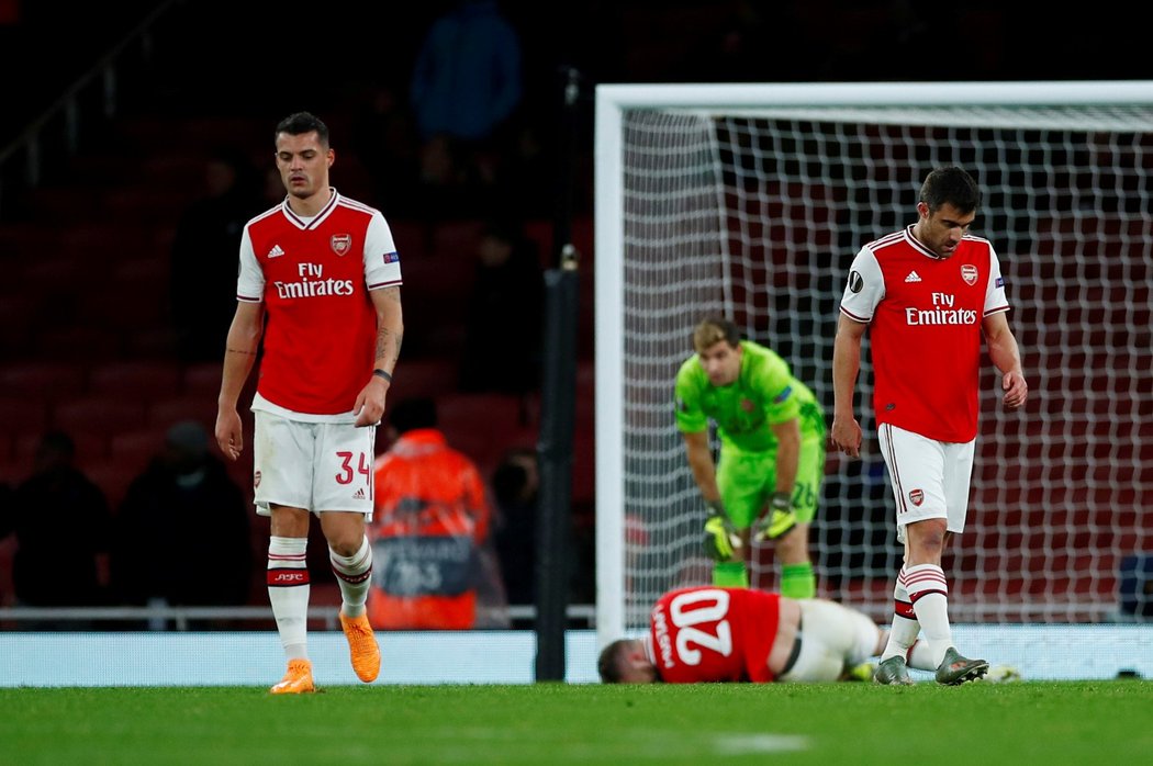 Zklamaní hráči Arsenalu po druhé inkasované brance