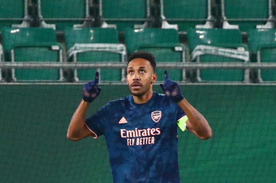 Pierre-Emerick Aubameyang slaví svůj gól v Evropské lize