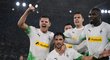 Radost hráčů Borussie Mönchengladbach po gólu Larse Stindla z penalty v 95. minutě utkání Evropské ligy s AS Řím