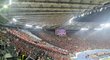 Slávisté a jejich kartoniáda v sektoru na olympijském stadionu v Římě
