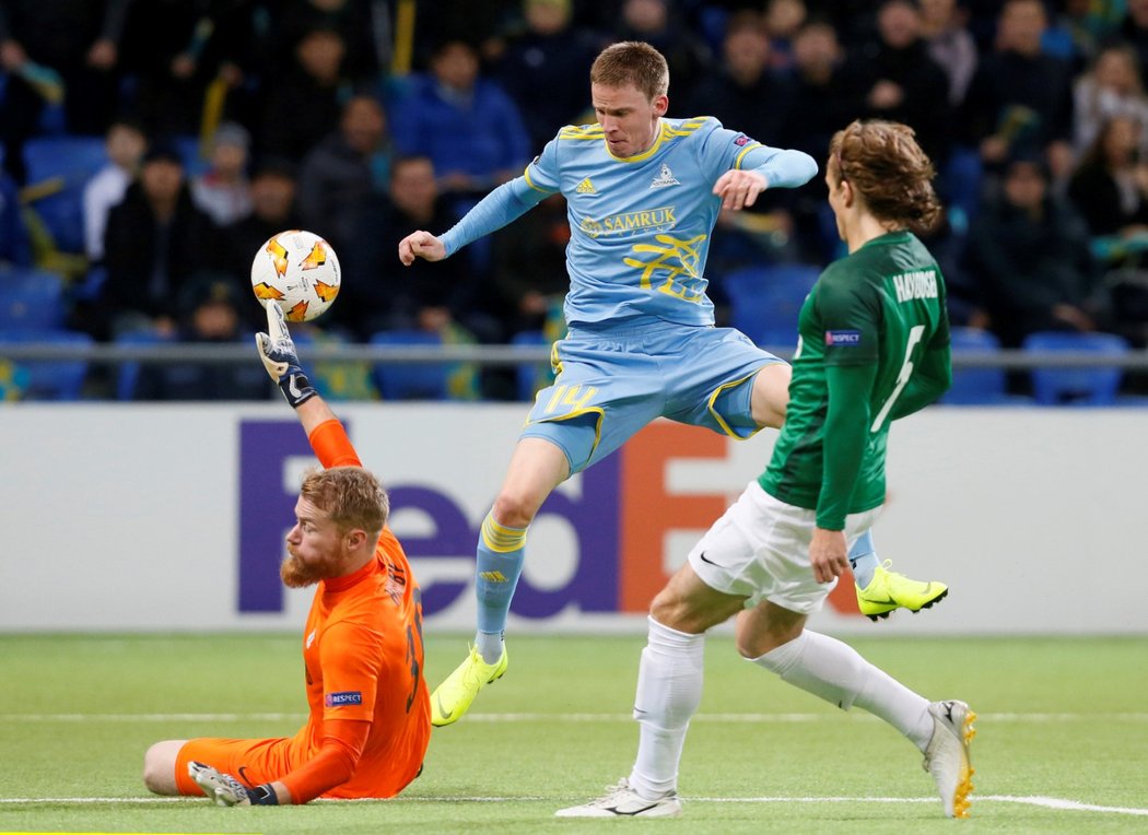 Vlastimil Hrubý (vlevo) vychytal Marina Tomasova (uprostřed). Situaci v utkání Evropské ligy Astana - Jablonec přihlíží Matěj Hanousek (vpravo)