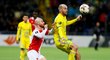 Záložník Slavie Miroslav Stoch ve výškové nevýhodě v souboji s Majewskim