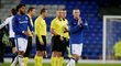 Wayne Rooney a další hráči Evertonu opouští trávník po porážce 1:5 od Atalanty Bergamo