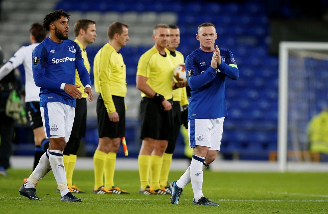 Wayne Rooney a další hráči Evertonu opouští trávník po porážce 1:5 od Atalanty Bergamo