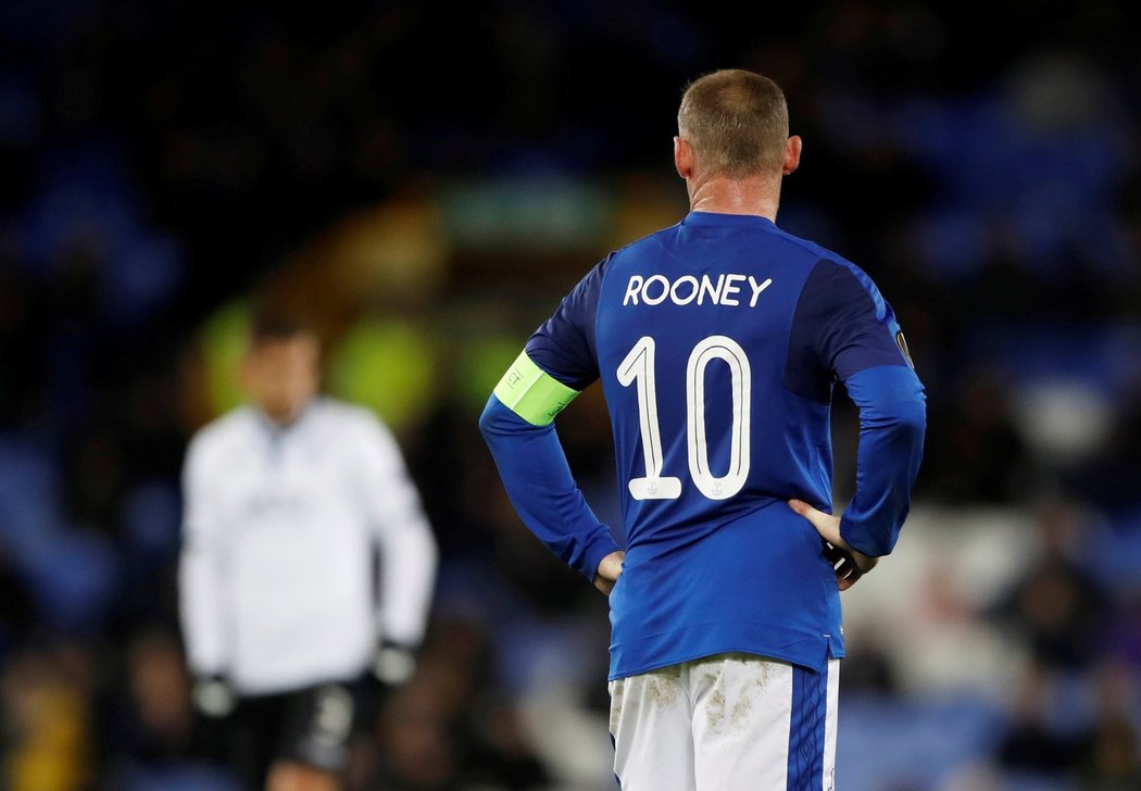 Wayne Rooney jako kapitán Evertonu musel v utkání Evropské ligy rozdýchávat porážku 1:5 od Evertonu