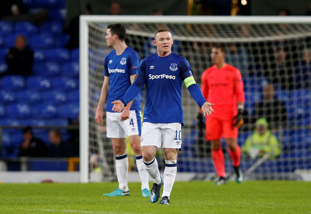 Zklamaný kapitán Evertonu Wayne Rooney opouští hřiště po porážce 1:5 od Atalanty Bergamo