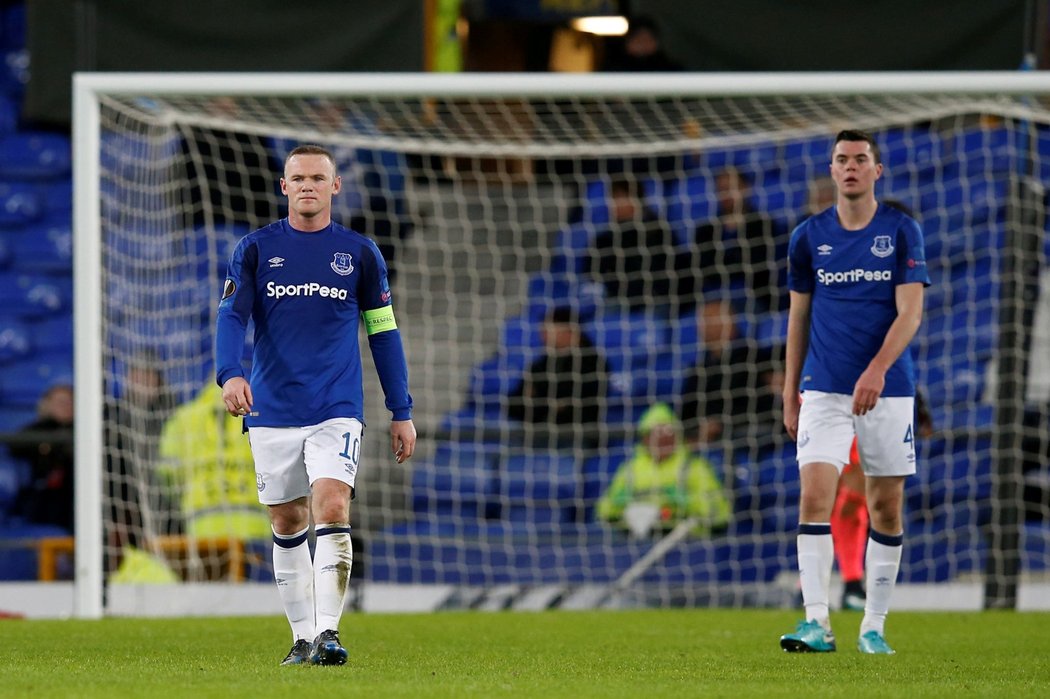 Smutný kapitán Evertonu Wyne Rooney po porážce 1:5 od Atalanty Bergamo