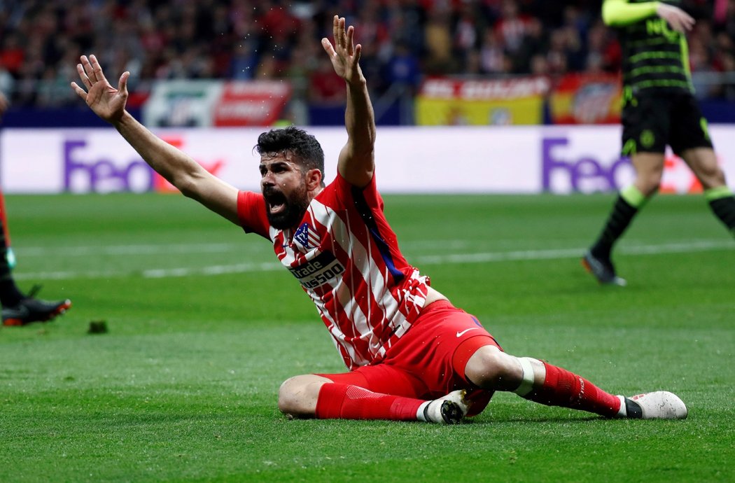 Diego Costa z Atlétika Madrid se rozčiluje během zápasu se Sportingem