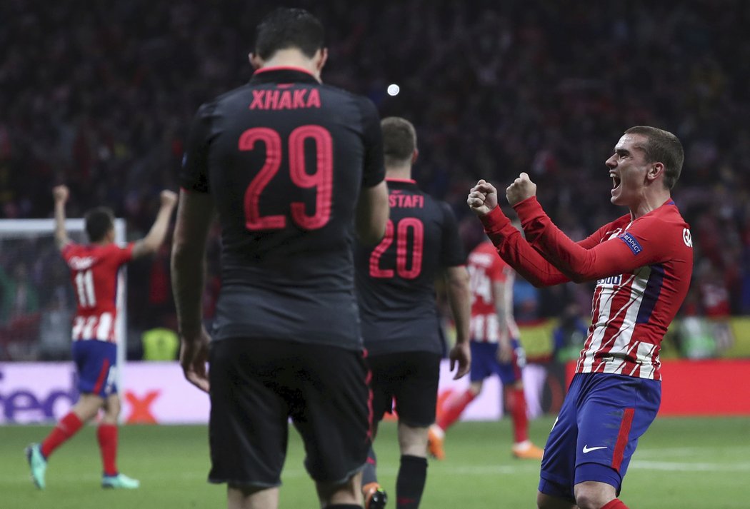 Antoine Griezmann slaví postup do finále Evropské ligy, zatímco hráči Arsenalu smutní