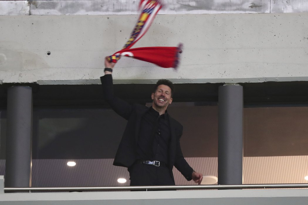 Diego Simeone slaví postup na tribuně se šálou Atlétika