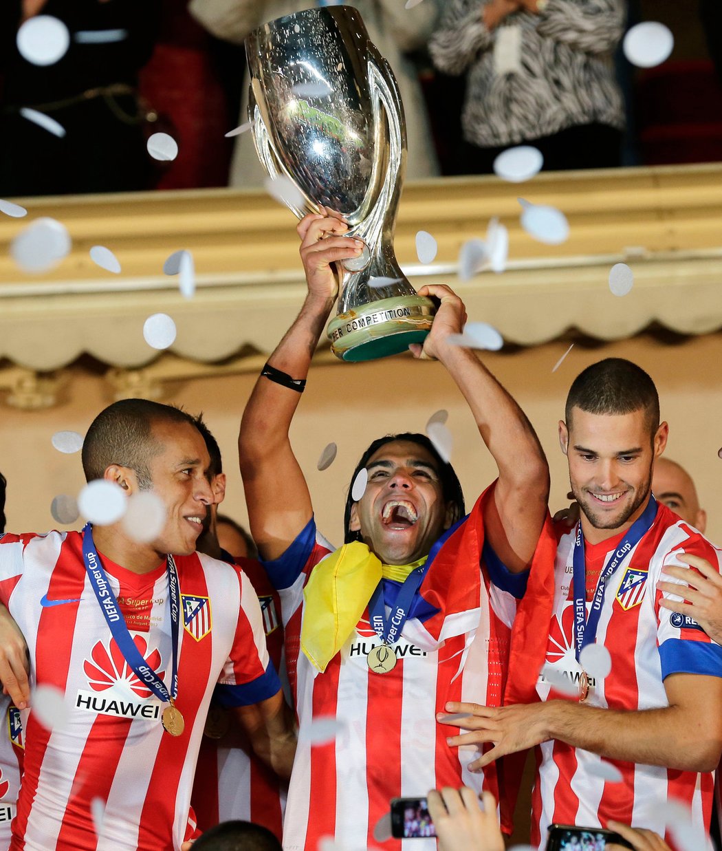 Radamel Falcao zvedá nad hlavu trofej pro vítěze evropského Superpoháru