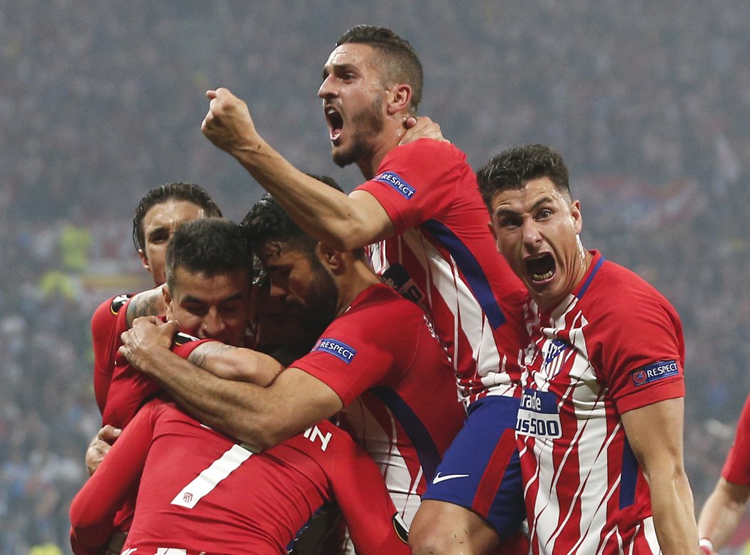 Atlético Madrid slaví branku ve finále proti Marseille