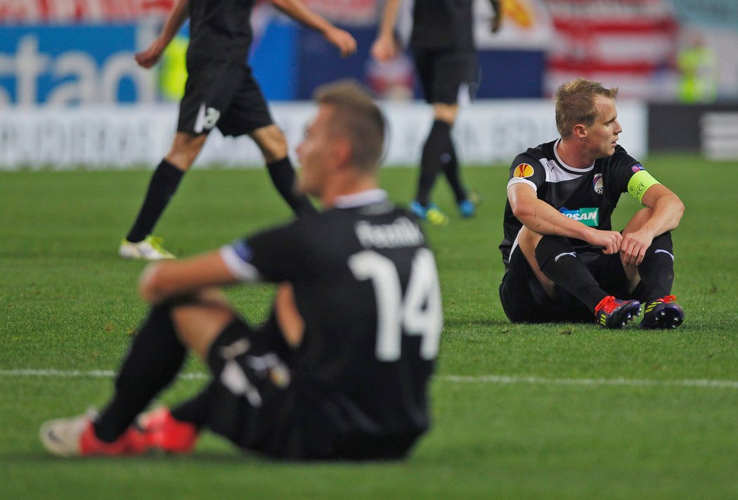 Plzeňský smutek. Radim Řezník a v pozadí i kapitán Viktorie David Limberský smutní, Západočeši prohráli v Evropské lize na půdě Atlétika Madrid 0:1, když inkasovali gól v nastaveném čase