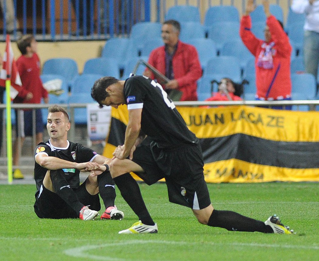 Plzeňský smutek v podání Radima Řezníka a Mariána Čišovského. Plzeň prohrála na půdě Atlétika Madrid v Evropské lize 0:1 gólem v nastavení.